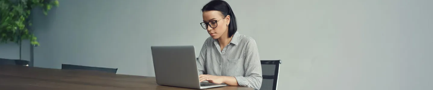 Mulher sentada usando Telegram Web no notebook.