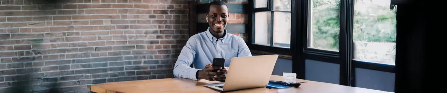 Homem acessando Telegram Web em vários dispositivos.