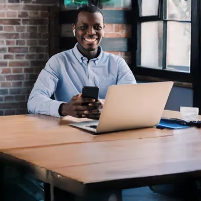 Telegram Web utilizado em múltiplos dispositivos por homem.