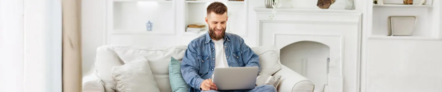 Homem usando WhatsApp Web no computador.