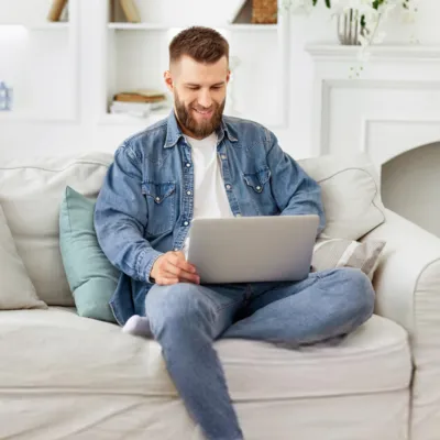 Homem acessando WhatsApp Web no PC.