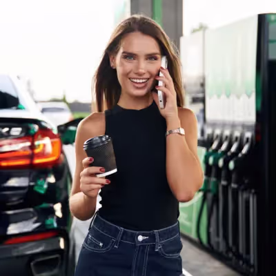 Conversa relaxada no celular por mulher.