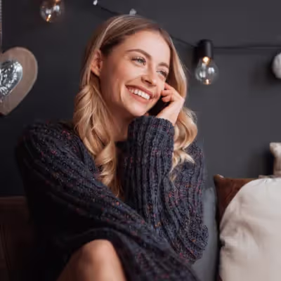 Sorriso e conversa: mulher falando no telefone.