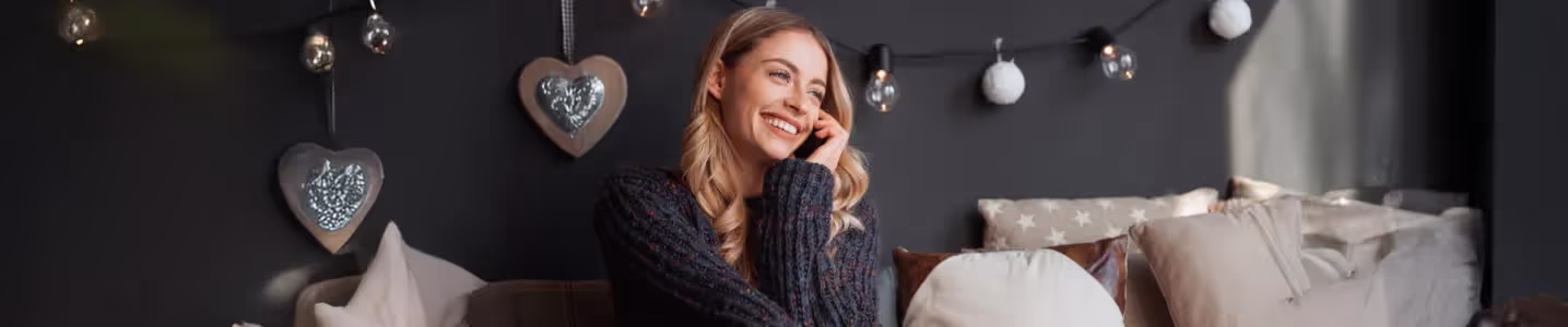 Mulher alegre conversando ao telefone.