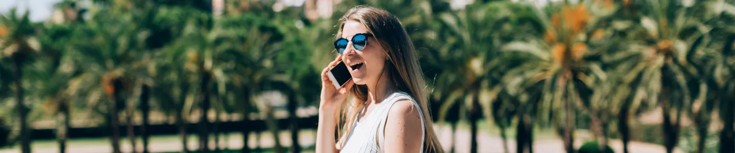 Mulher recebendo ligação do DDD 68.