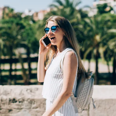 Mulher atendendo chamada de número DDD 68.