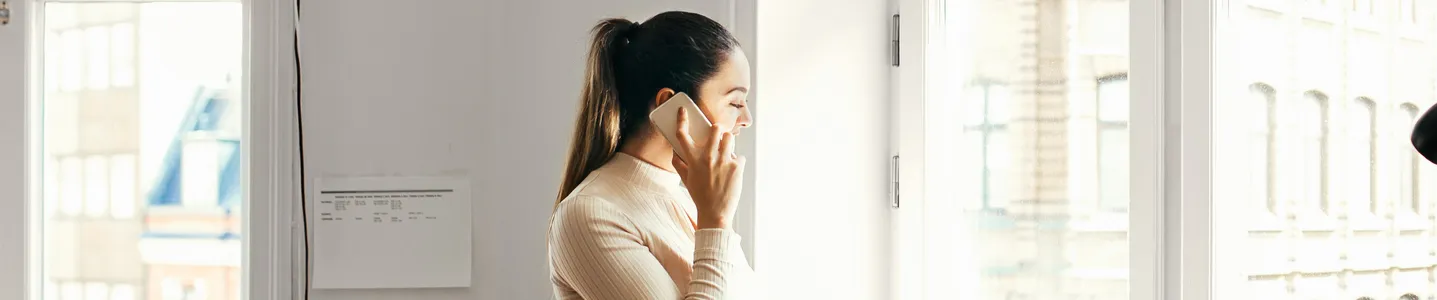 Mulher em ligação com alguém do DDD 73.