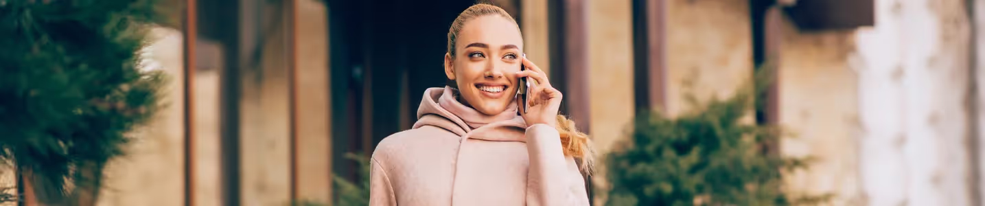 Mulher em ligação com pessoa do DDD 75.