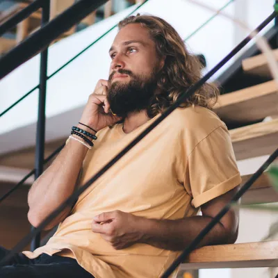 Homem falando ao celular durante chamada.