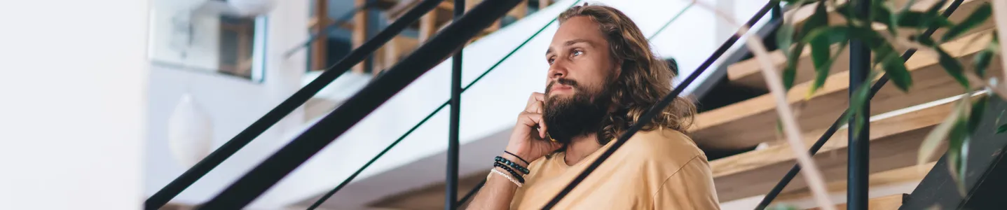 Homem em ligação telefônica no celular.