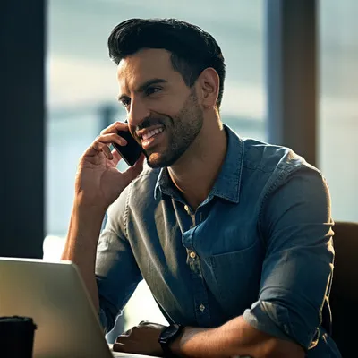 Conversa ao celular: homem em chamada.