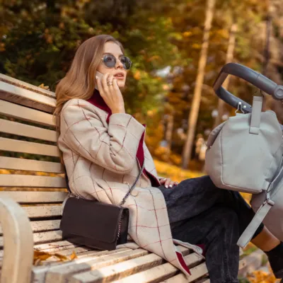 Mulher atendendo chamada de número DDD 82.