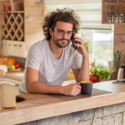 Homem atendendo chamada de número DDD +1 no celular.
