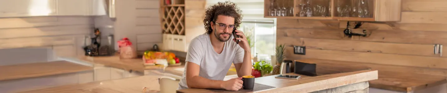 Homem recebendo ligação no celular de um número DDD +1.