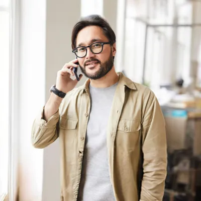 Homem atendendo chamada de número DDD 96.