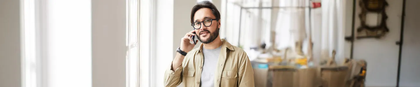 Homem recebendo ligação do DDD 96.