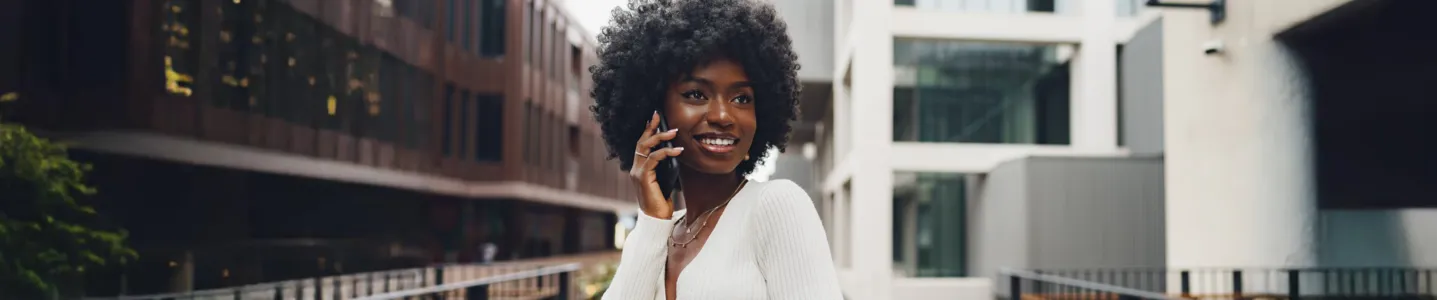 Mulher passeando enquanto fala ao celular.