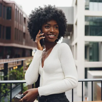 Conversa ao celular durante passeio de mulher.