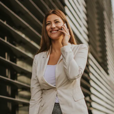 Falando com amiga de DDD 61 por telefone.