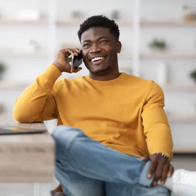 Conversando com amigo de DDD 99 por telefone.