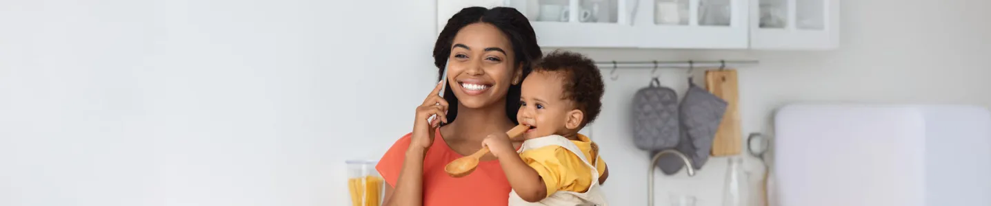 Mulher com bebê no colo em ligação com DDD 71.