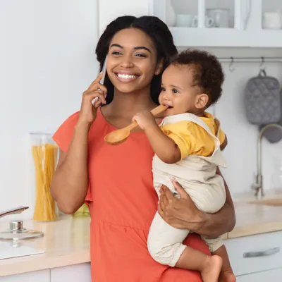 Pessoa segurando bebê e falando com o DDD 71.