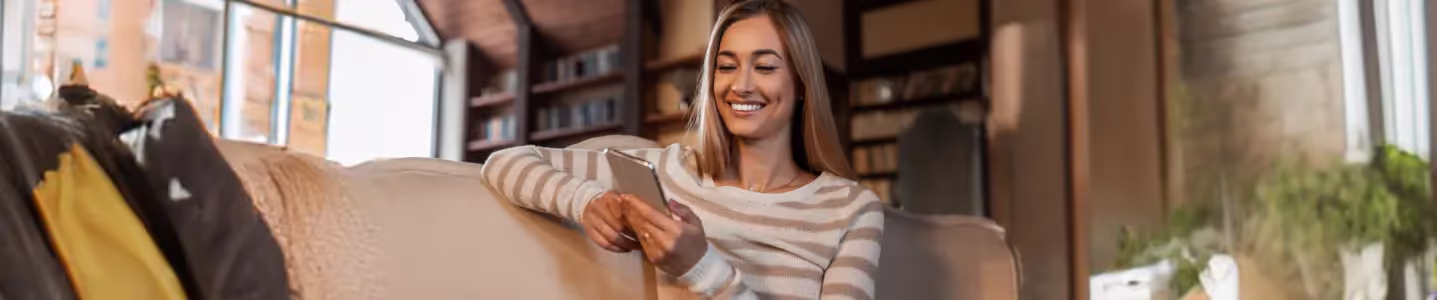 Mulher vê no celular as melhores dicas de fibra.