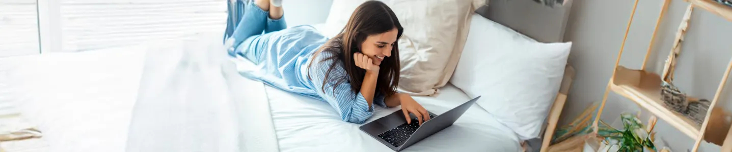 Mulher aproveitando o WiFi com boa cobertura em seu apartamento.