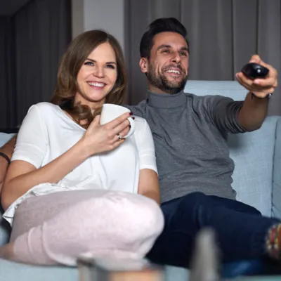 Casal assistindo a um streaming na TV.