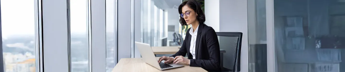 Mulher configurando privacidade do Telegram no notebook.