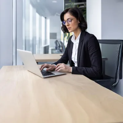 Ajuste de privacidade no Telegram por mulher no notebook.