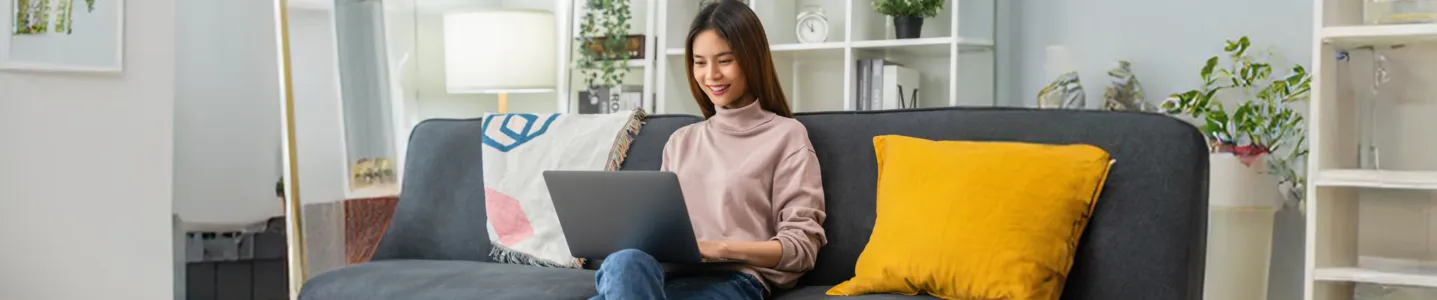 Mulher usando internet no notebook