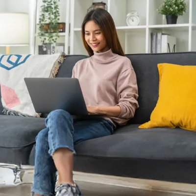 Mulher navegando na internet no notebook