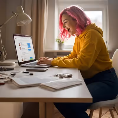 Jovem com cabelo rosa sorrindo ao usar notebook em casa