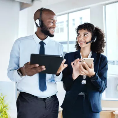 Funcionários de uma empresa acessando internet em tablet e celular.