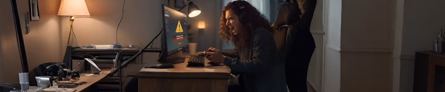 Homem assiste streaming no carro à noite