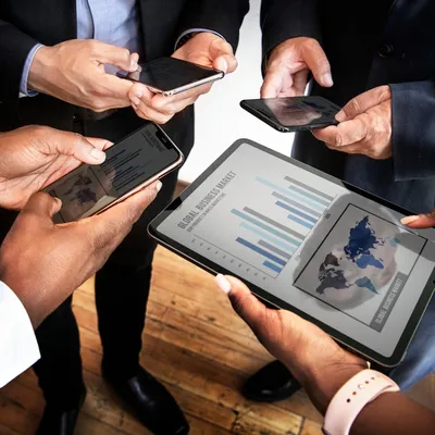 No ambiente de trabalho, profissionais dedicados utilizam a Internet Corporativa para executar suas tarefas com eficiência. A conexão confiável é uma ferramenta essencial, impulsionando a produtividade e o sucesso nas atividades laborais.