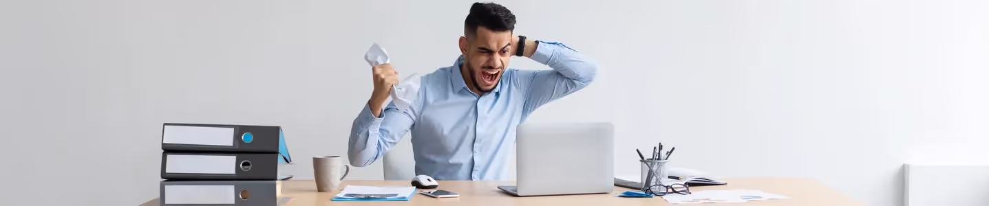 Um homem está extremamente irritado com a internet caindo constantemente, prejudicando suas atividades e causando frustração pela falta de conexão estável.