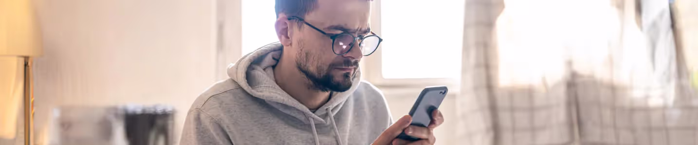 Usuário frustrado enfrenta problemas de conexão instável.