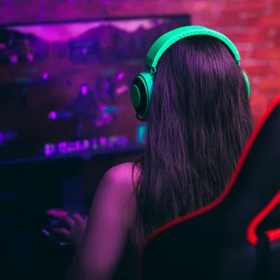 Imersa em um jogo online, uma garota se diverte intensamente, usufruindo da internet gamer para uma experiência de alta qualidade. Cada ação é envolvente, graças à conexão que eleva o nível da diversão.