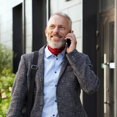 Pessoa andando e fazendo chamada para amigo do DDD 97.