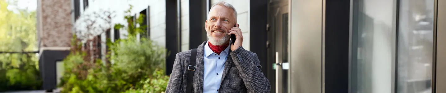 Homem caminhando e ligando para amigo do DDD 97.