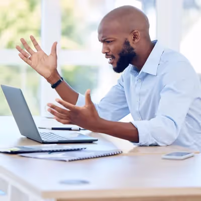 Visivelmente incomodado, o rapaz demonstra sua irritação ao perceber que a internet também caiu junto com a falta de energia, ressaltando a necessidade de uma conexão confiável mesmo em situações adversas.