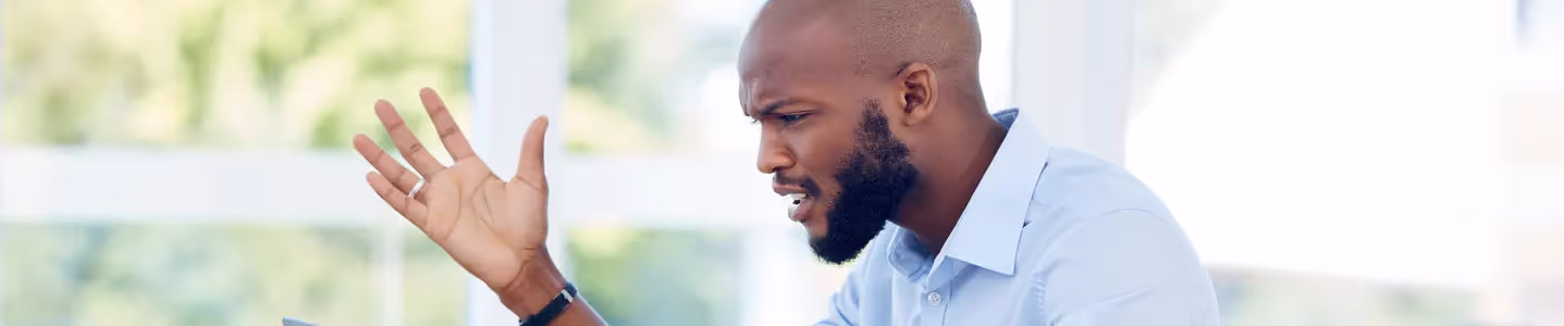 Com frustração evidente, um rapaz expressa sua irritação devido à queda da internet quando a luz acabou, destacando a importância de uma conexão estável e independente de energia para suas atividades.