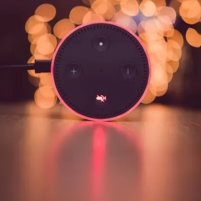 Dispositivo Alexa mostrando luz vermelha.