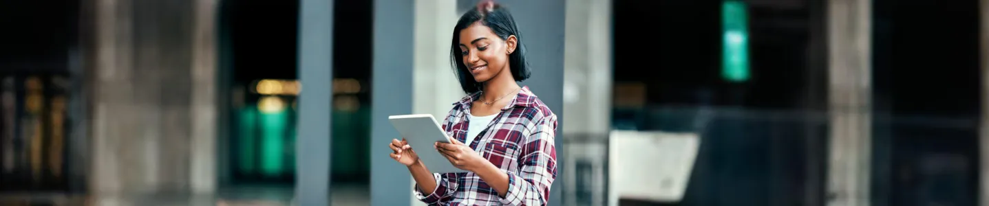 Garota está estudando novas línguas pelo seu tablet.