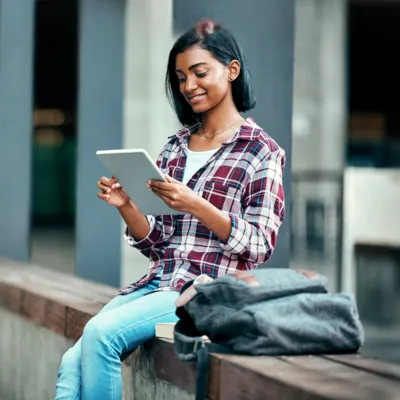 Garota está aprendendo novas línguas pelo seu tablet.