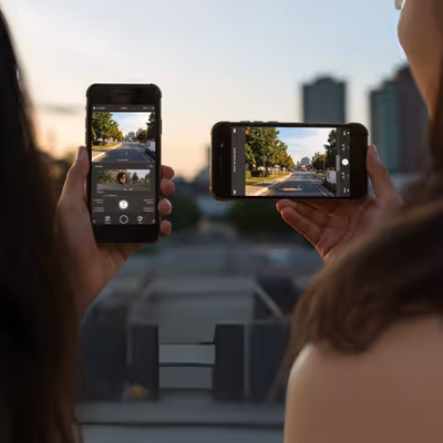 Fotografando com dois celulares em ambiente aberto ao entardecer