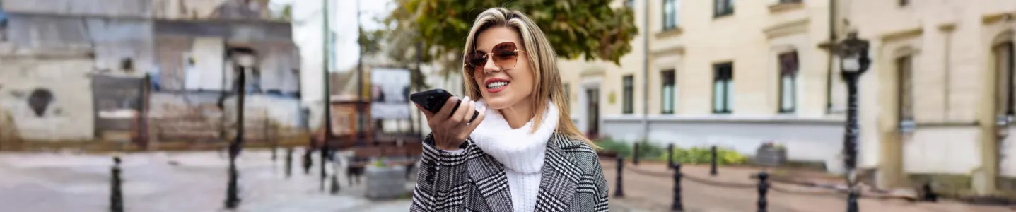 Mulher aprendendo inglês por um app de celular.