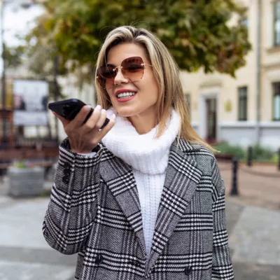 Mulher estudando inglês com aplicativo no celular.